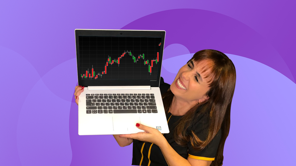 Alice Porto segurando feliz um notebook com seus ganhos de day trade